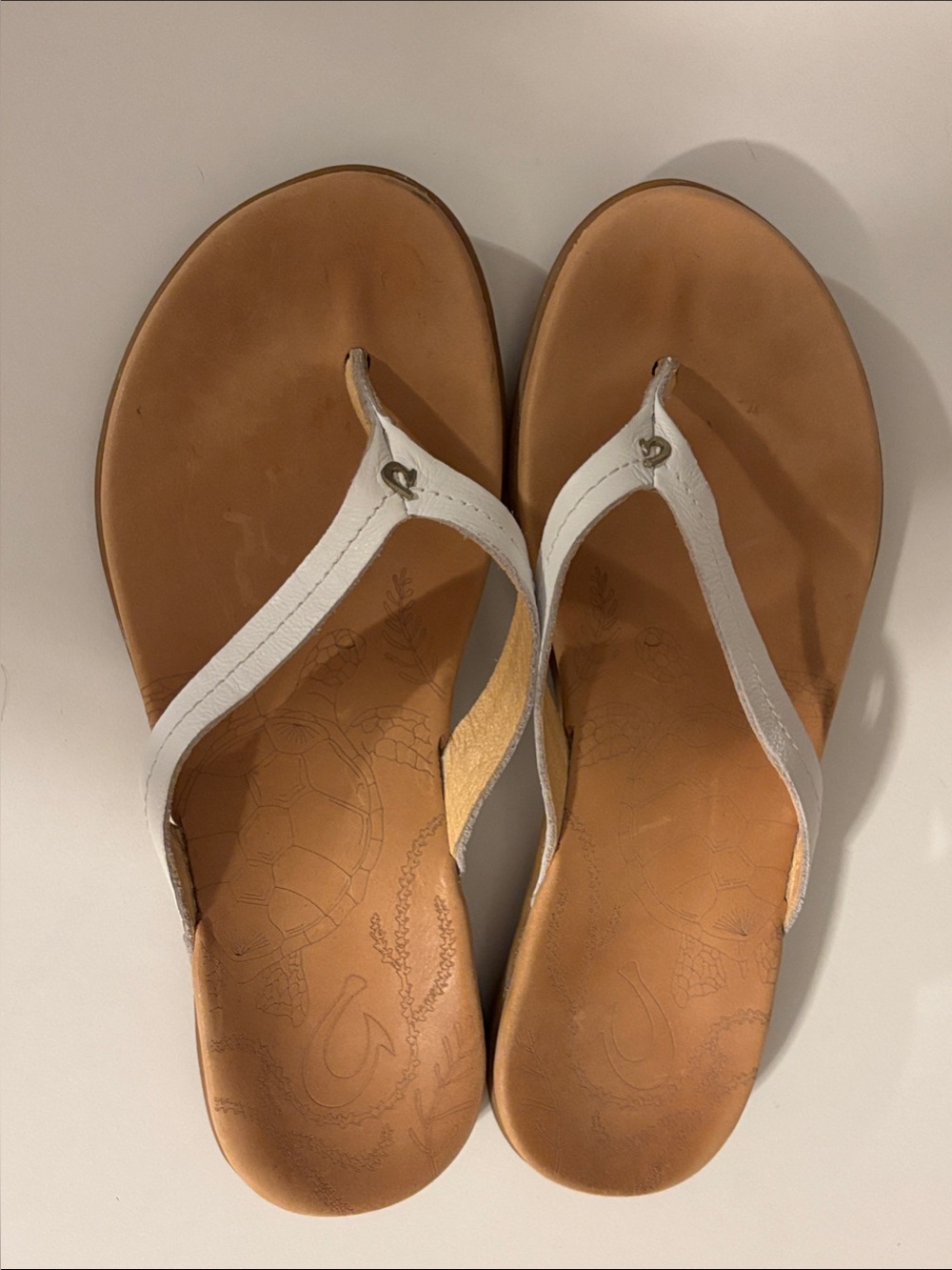 Olukai White Leather Flip-Flop Sandals - Women size 7 - Picture 9 of 10